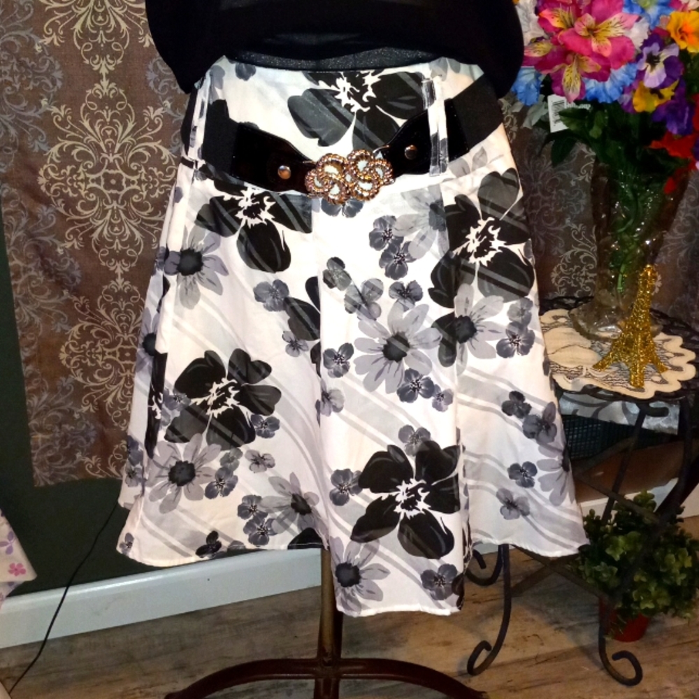 Mini skater skirt speak 2 me